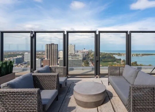 Building Photo - 530 W Hawthorne Pl