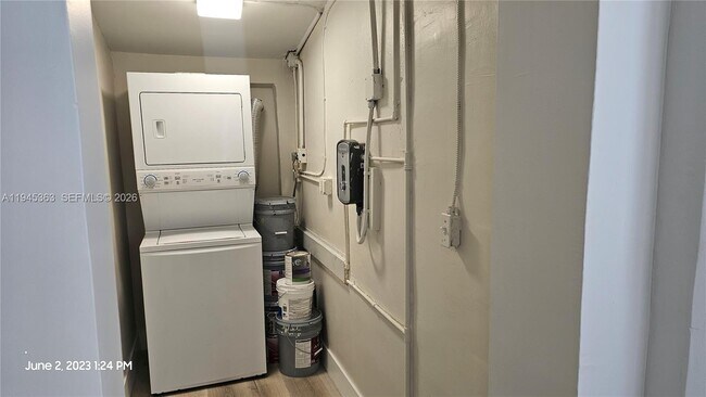 Building Photo - 626 S 28th Ave