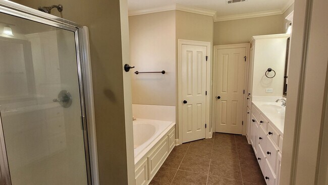 Building Photo - Spacious 3 bedroom plus office in Springlake off Bluebonnet