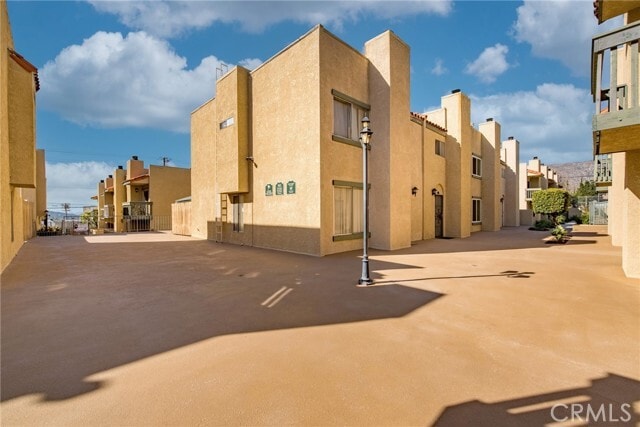 Building Photo - 10260 Plainview Ave