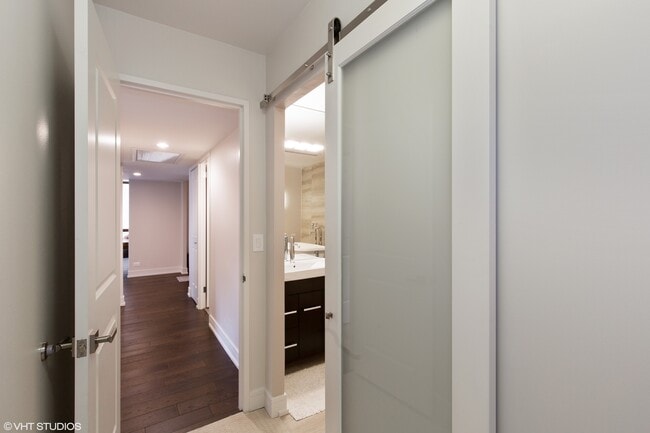 Building Photo - 100 E Bellevue Pl