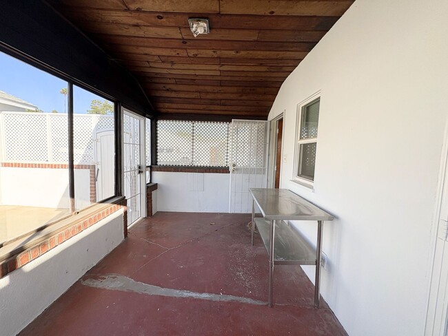 Building Photo - Charming Home