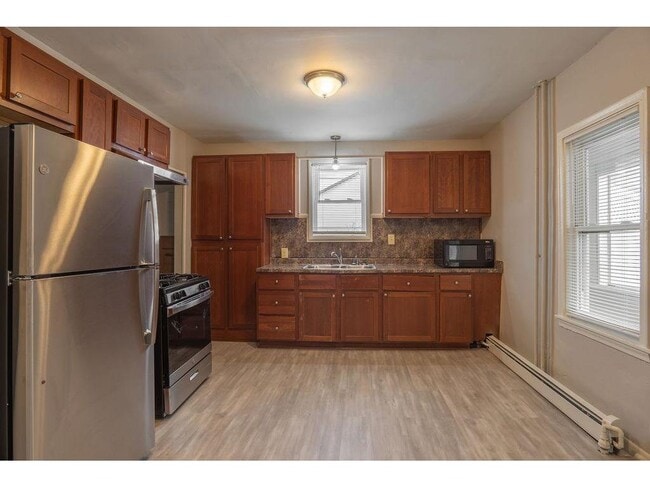 Building Photo - 1220 Burr St N