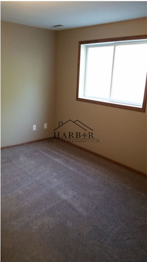 Building Photo - 3112 Rose Dr SE