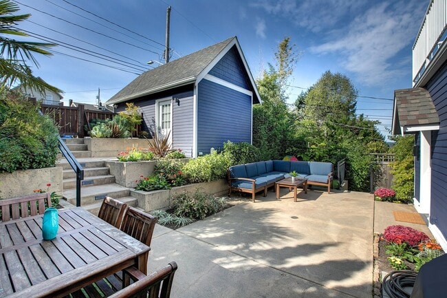 Building Photo - Queen Anne Craftsman - Available September...