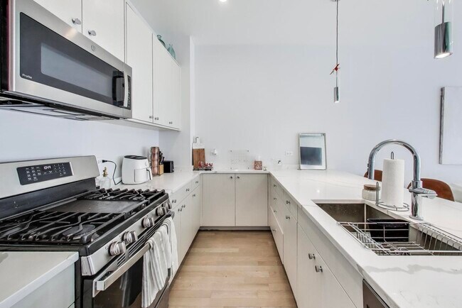 Building Photo - 1534 W Fullerton Ave