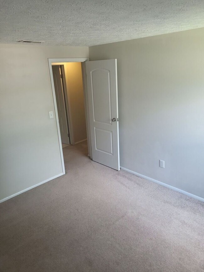 Building Photo - 916 Chatsworth Dr