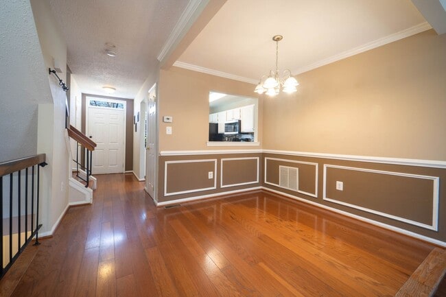 Building Photo - Great 3 BD 3.5 BA Townhome in a great location!