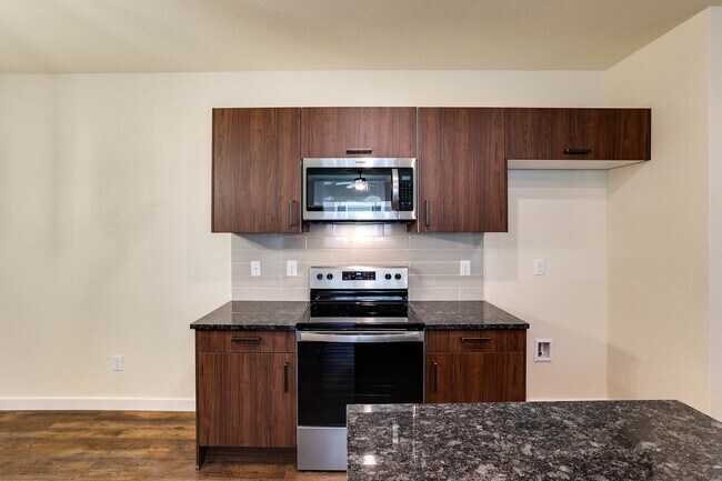Building Photo - AVAILABLE NOW! GORGEOUS 4 BEDROOM DUPLEX L...