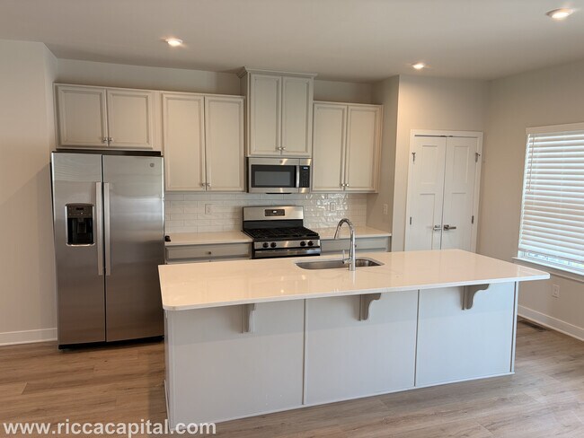 Building Photo - 119 Plaza Dr