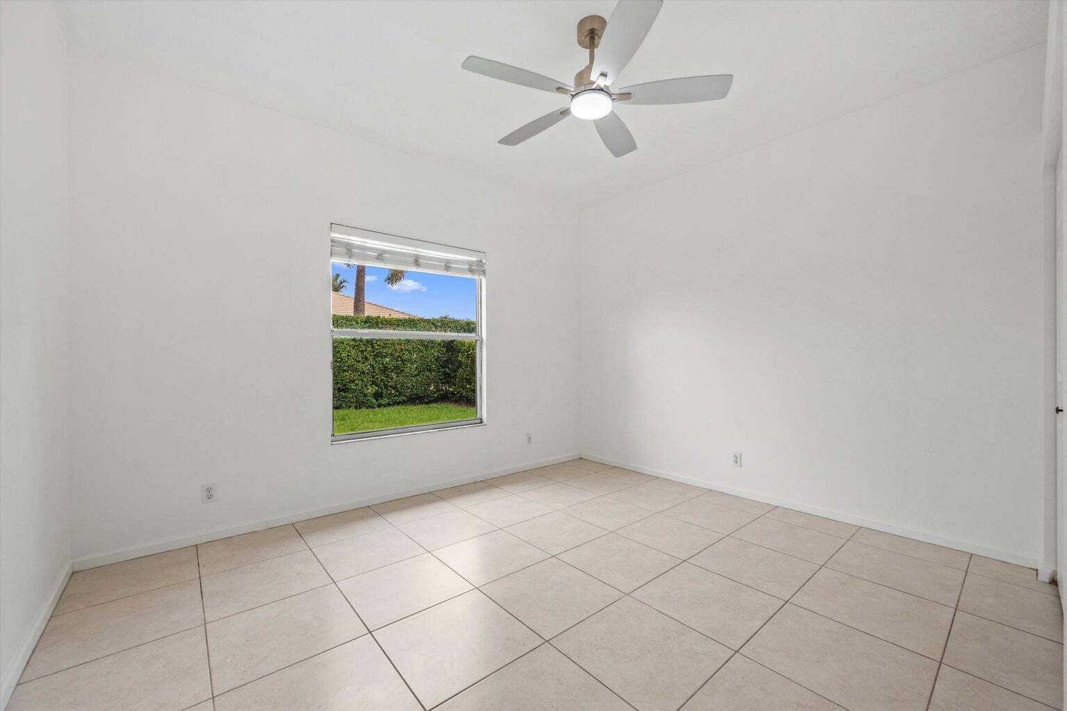 Building Photo - 106 Fernwood Cres