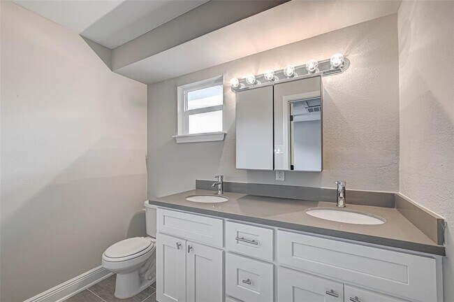 Building Photo - 5611 Nina Lee Ln