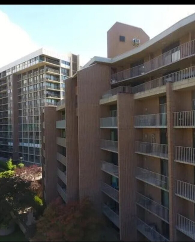 Building Photo - 245 N Vine St