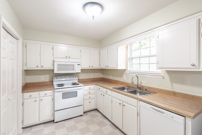 Building Photo - Charming Townhome