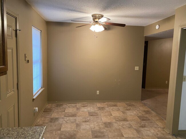 Building Photo - Come look at this 3-bedroom 1.5-bathroom home.