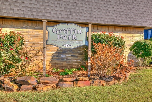 Building Photo - 1229 Lakecrest Dr
