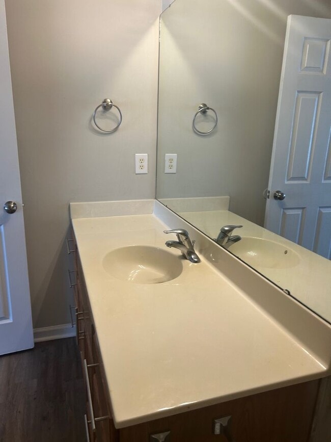 Building Photo - 3 bedroom/ 3 bathroom Townhouse