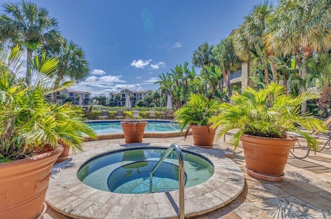 Building Photo - 500 Uno Lago Dr