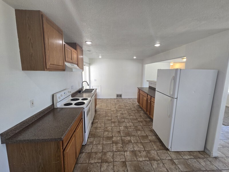 Building Photo - 509 W 200 S