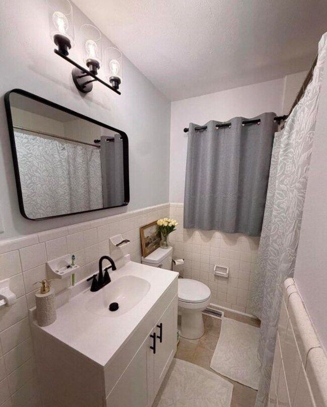 Building Photo - Available August 1! 4 Bedroom 2 Bathroom Ranch - Dogs Okay!