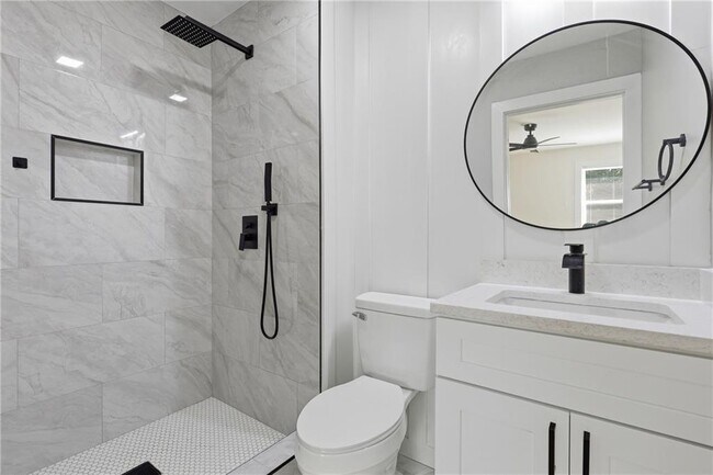 Building Photo - 19 Robin Hood Dr