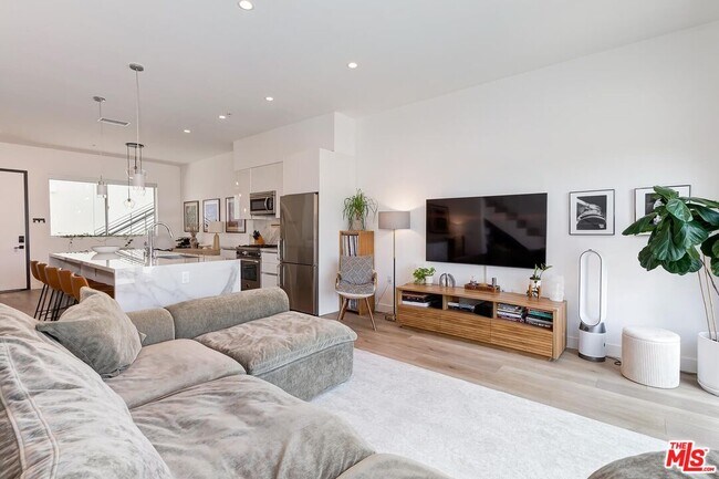 Building Photo - 957 Figueroa Terrace