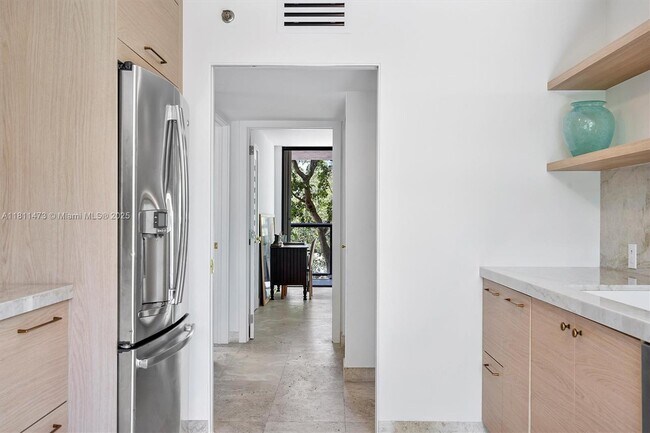 Building Photo - 2575 S Bayshore Dr