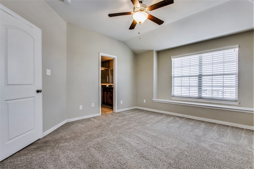 Master Bedroom - view bathroom door - 4917 Sanger Circle