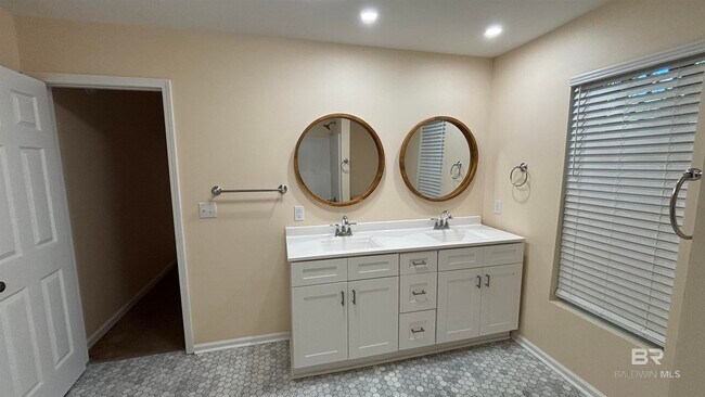 Building Photo - 7251 Pinehill Rd