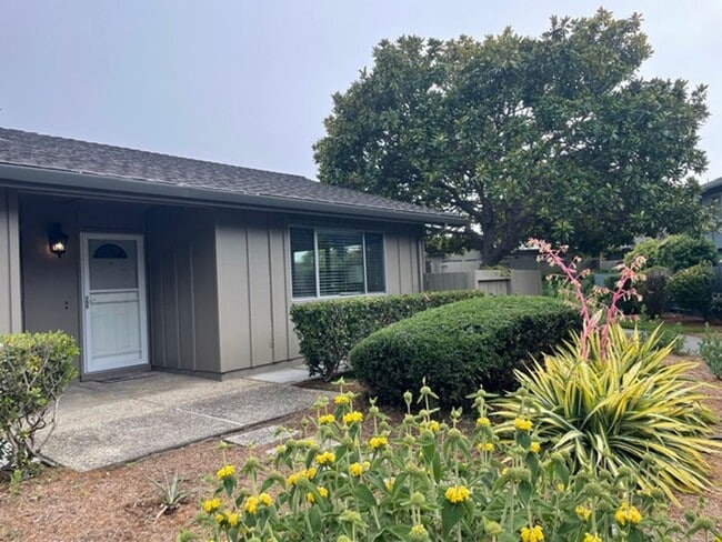 Building Photo - Rio Del Mar Condo - 2bed/2bath + den