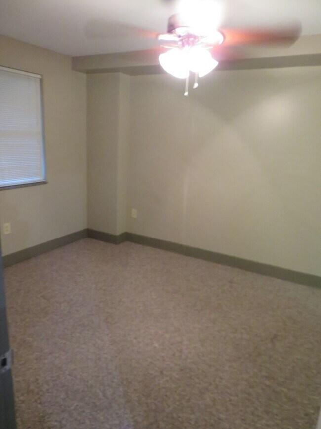 Building Photo - Lake Plaza Condominiums 3BD/2BA FALL 2025 ...