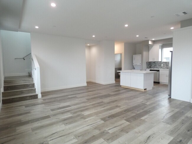 Building Photo - 1626 S La Brea Ave