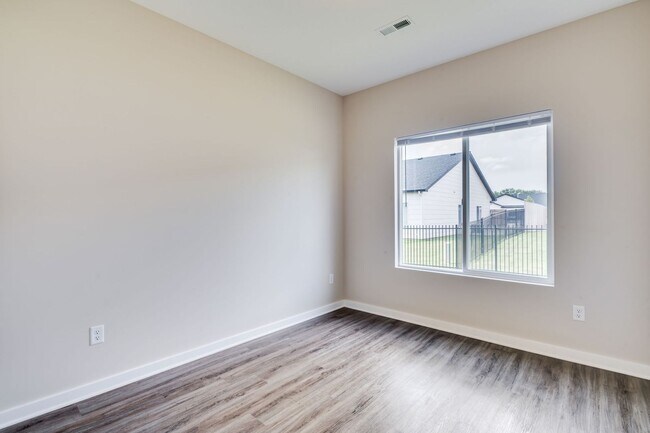 Building Photo - Fox Ridge Alex