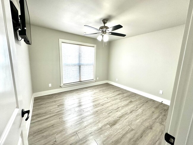 Building Photo - Like new property