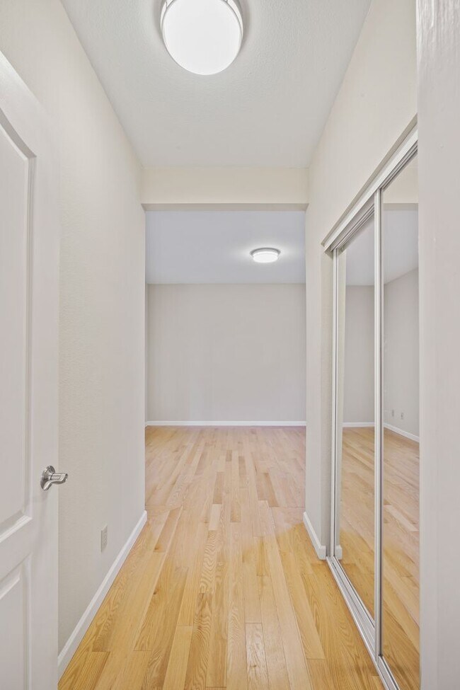 Building Photo - 3bed/2bath Top-Floor Flat w/ Modern SF Charm - Pet(s) Welcome