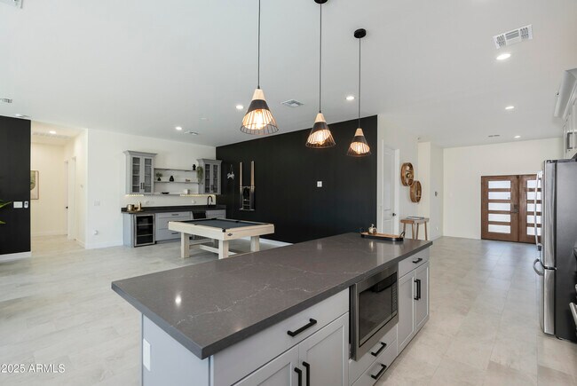 Building Photo - 5049 E Shaw Butte Dr