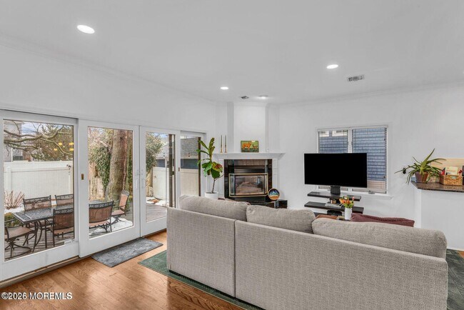 Building Photo - 6 Cook St