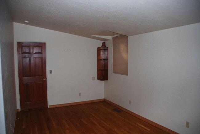 Building Photo - Newlands Manor 3 BR/2.5 Bath/2 Car Garage Custom Home