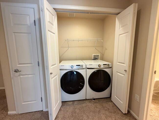 Building Photo - Bright Open-Concept Condo with 1-Car Garage in Prime Commuter Location