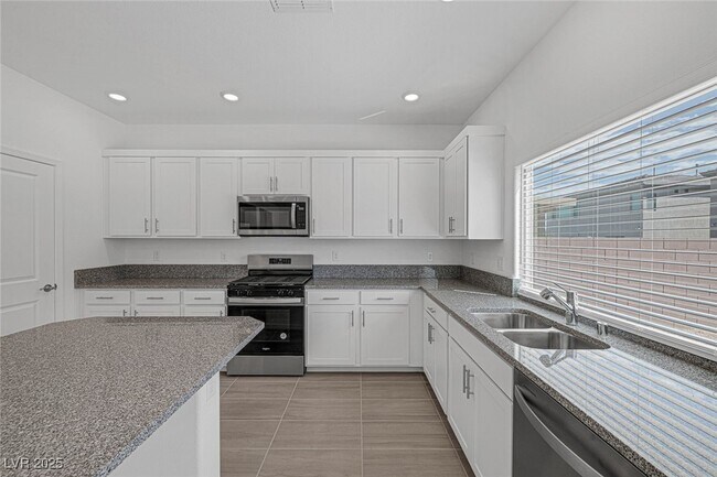 Building Photo - 6533 Twin Brks Ave