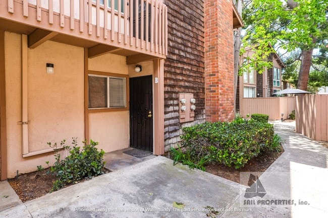 Building Photo - Beautifully Remodeled Unit Available Now!