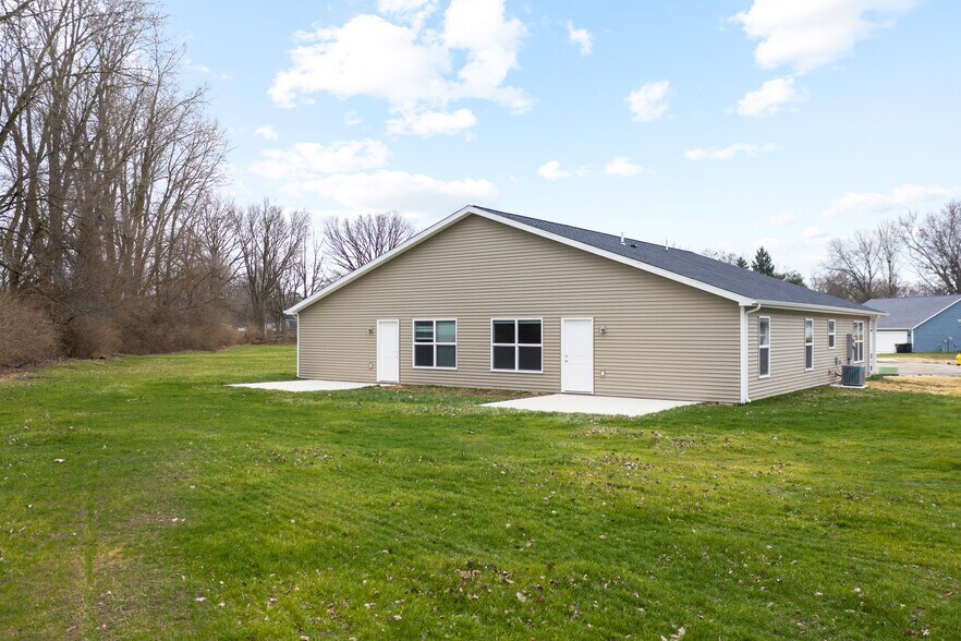 Building Photo - 4794 Tyrone Rd