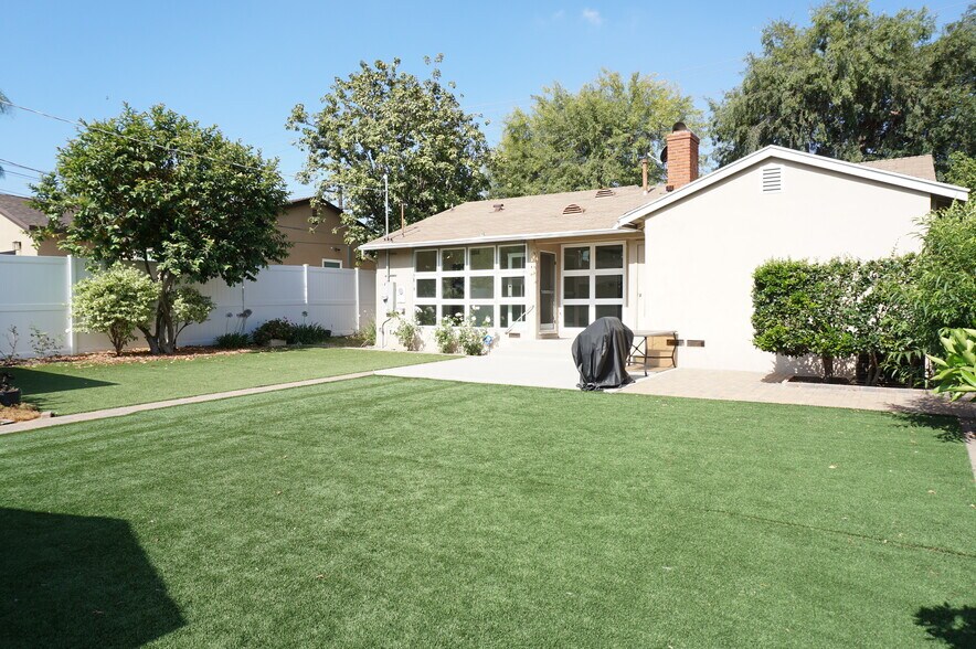 Building Photo - 5540 Balboa Blvd