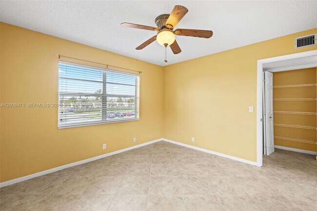 Building Photo - 110 Lake Meryl Dr