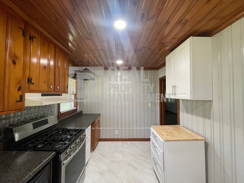 Building Photo - 2670 Pierce Dr N