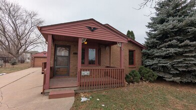 Building Photo - Well maintained 50s home with gorgeous kitchen