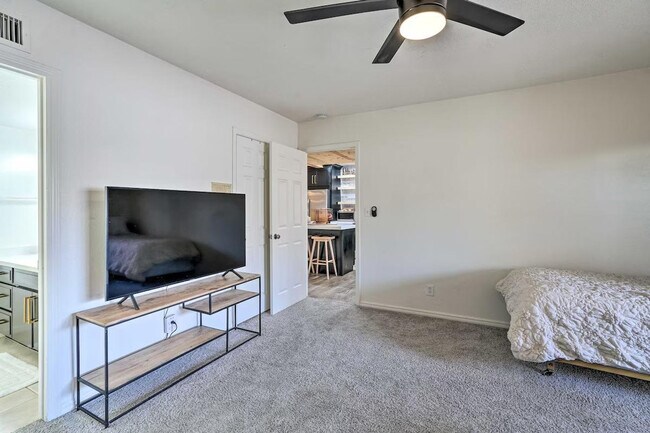 Building Photo - 292 S Desert Ave