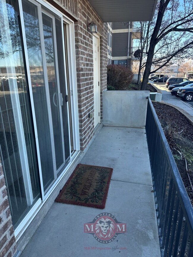 Building Photo - Great 3 Bed 2 Bath Sandy Condo!!