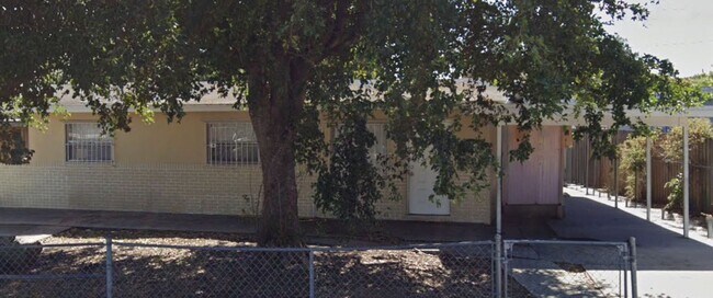 Building Photo - Large 4-2 house with central air and hookups for washer and dryer