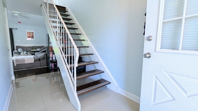 Building Photo - 319 Doral Ct